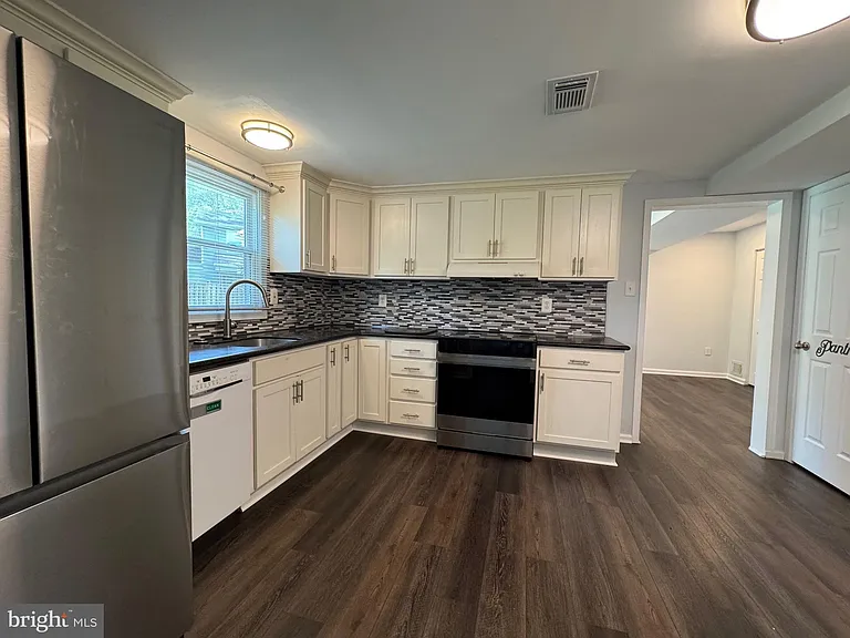 1717 Fallsway Dr — Photo 7
