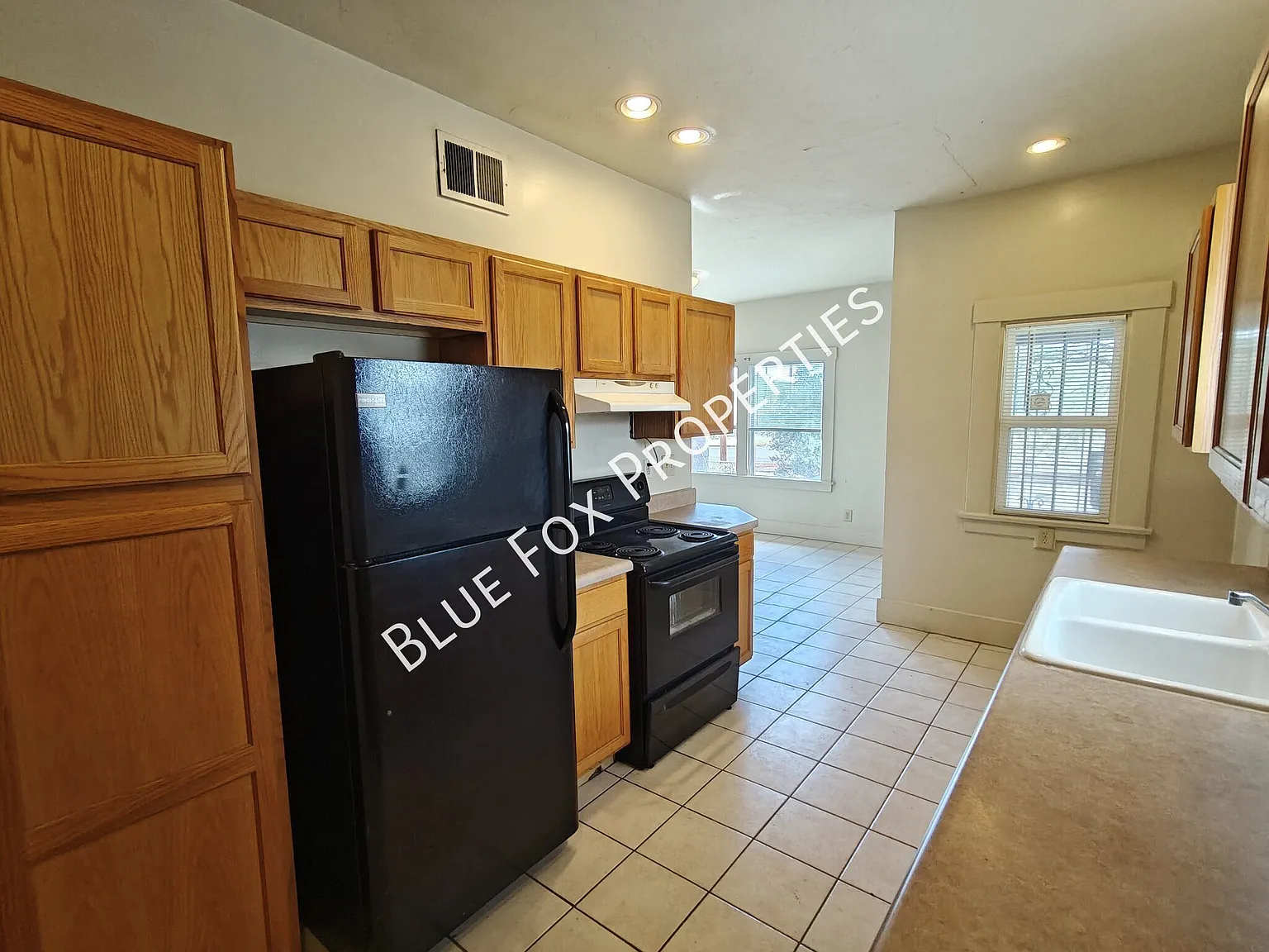 2 bed, 1 bath Built in 1921 close to Downtown — Photo 2