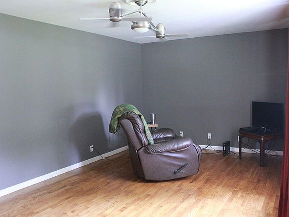 3rd image of 700 Moore Ave