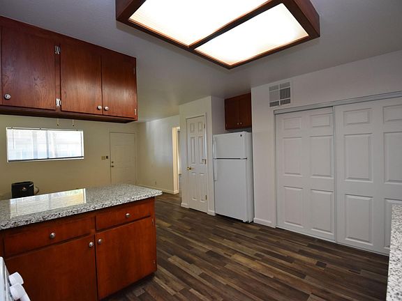 4th image of 640 Cummins Way APT B