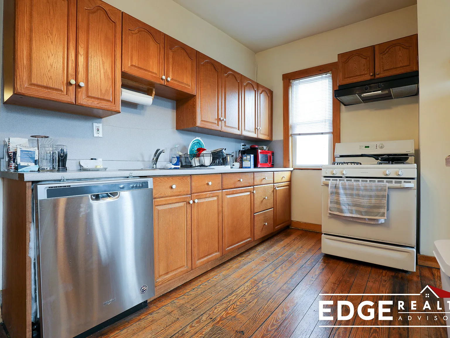 4 bed, 1300 sqft, $4,100 — Photo 2