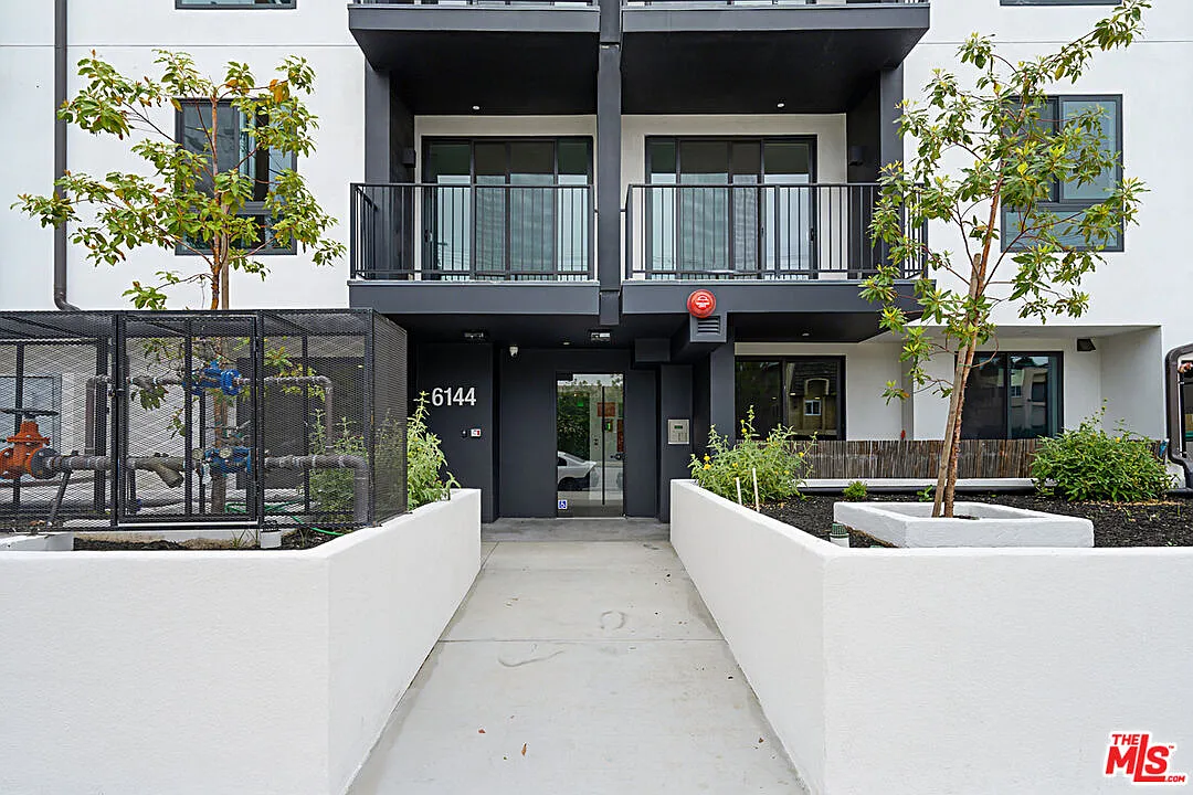 Building Photo - 6144 Whitsett Ave #302