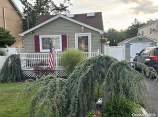 9 Colonial Rd, Copiague, NY 11726