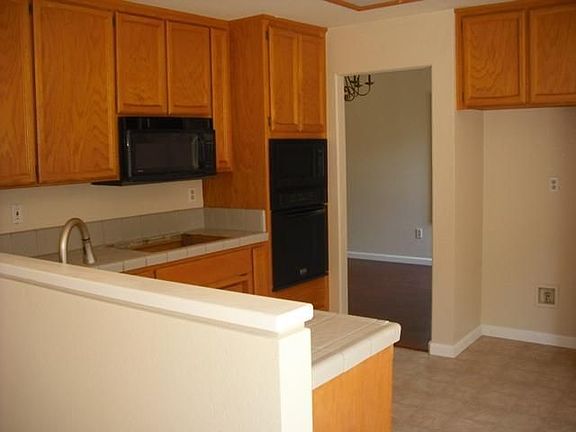 4th image of 2914 Tamarind Ct