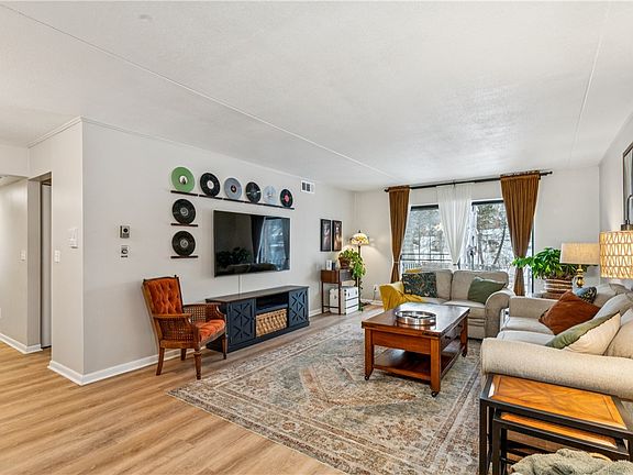 4th image of 1332 Forest Green Dr