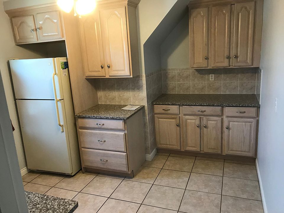 Eat-in Kitchen (1)