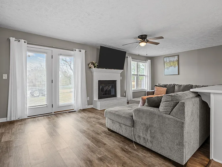 38 Hallmark Dr — Photo 6