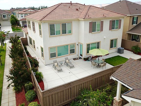 4th image of 779 N Plumas Dr