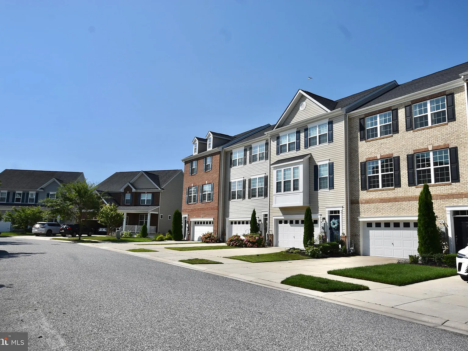3 bed, 4.0 bath, 2952 sqft, $3,300 — Photo 2