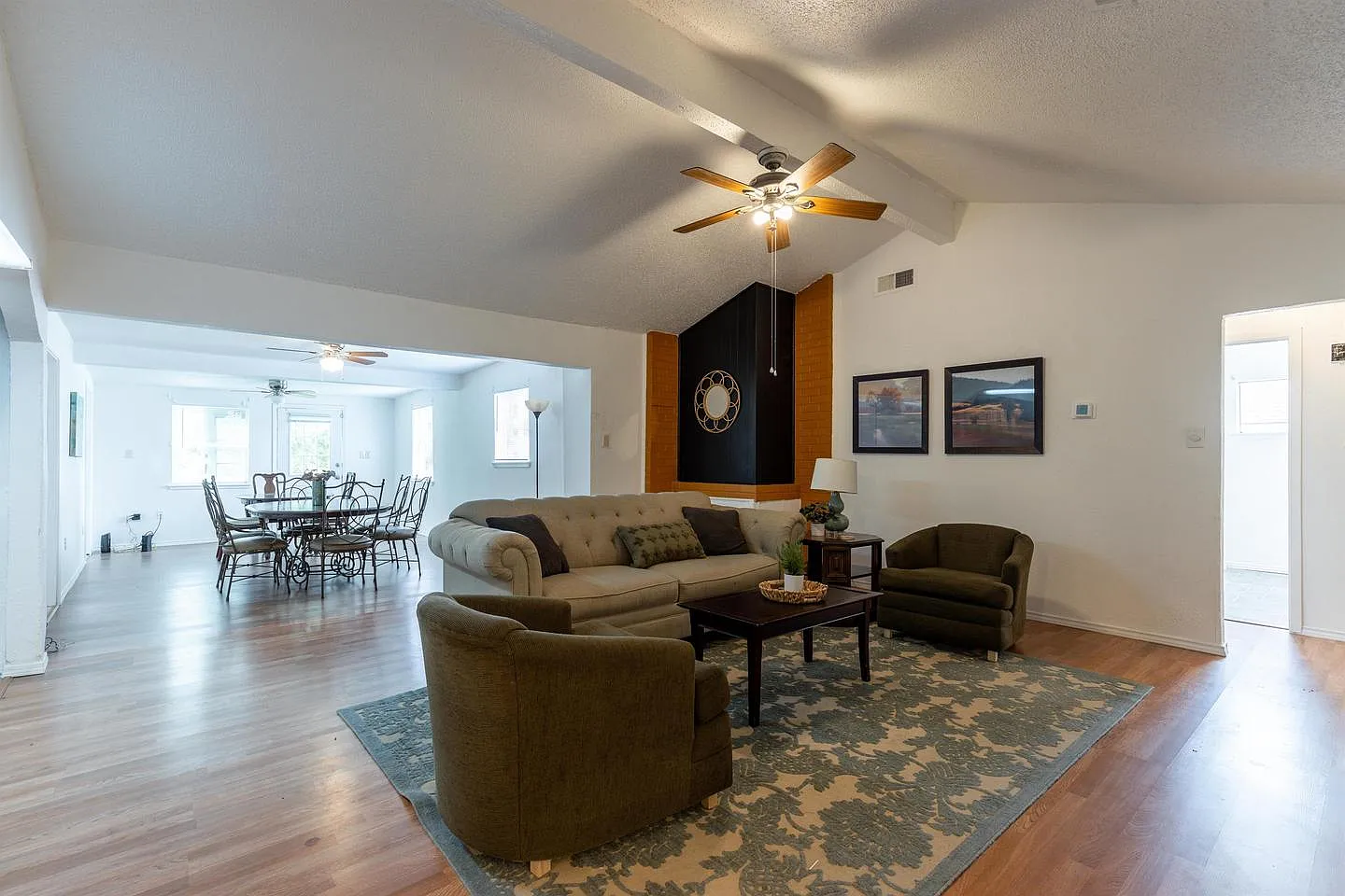 Stylish Arlington home with open-concept living — Photo 2