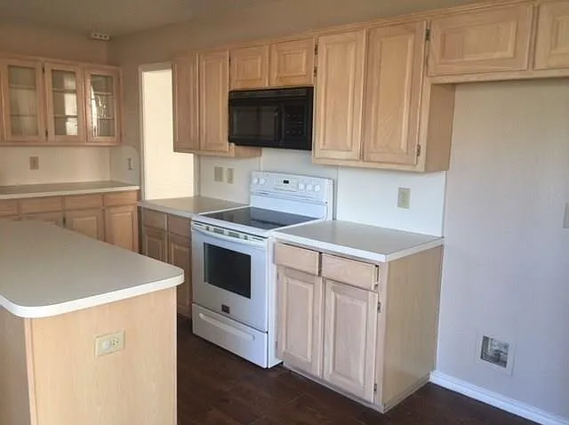 1120 Emily Ln — Photo 2