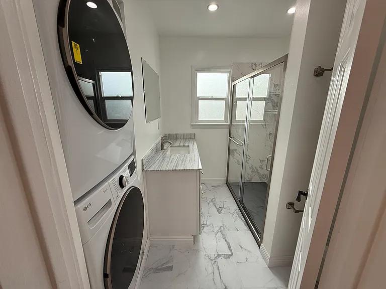 329-331 N Gardner St #3 — Photo 7