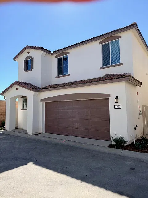 3 bed, 2.5 bath, 1460 sqft, $3,200 — Photo 2
