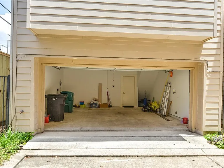 1807 W Webster St — Photo 41