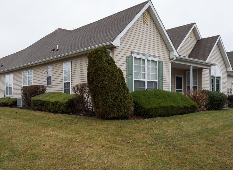 1st image of 28 Sunnybrook Ln