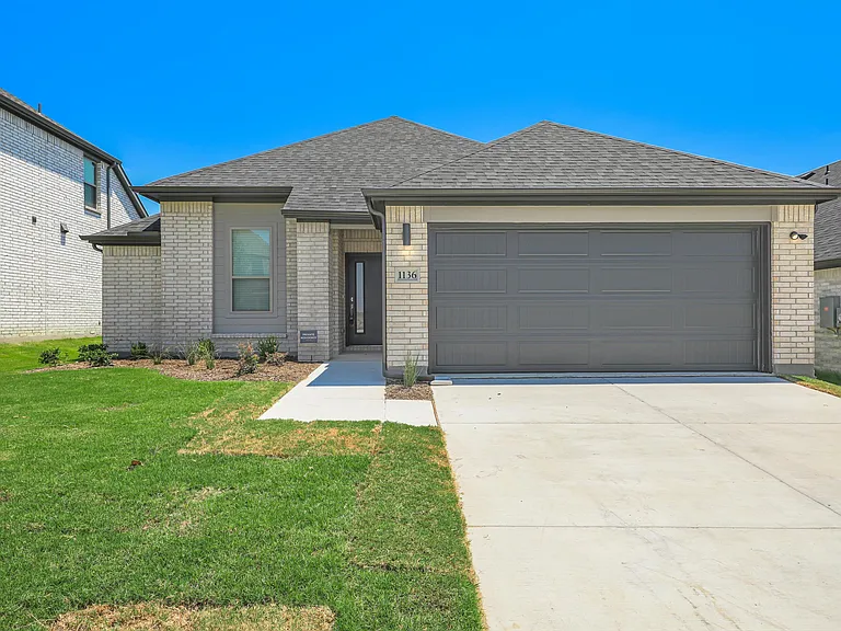 1136 Del Rio Dr — Photo 1