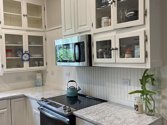 2nd image of 1026 W Gramercy Pl