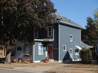 910 N 7th St, Estherville, IA 51334