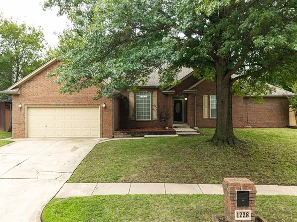 1228 Lamplighter Ln, Edmond, OK 73034