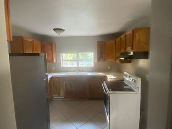 4th image of 1625 NE 8th Ave