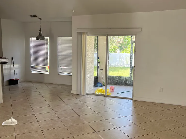 1902 SW Cameo Blvd — Photo 3