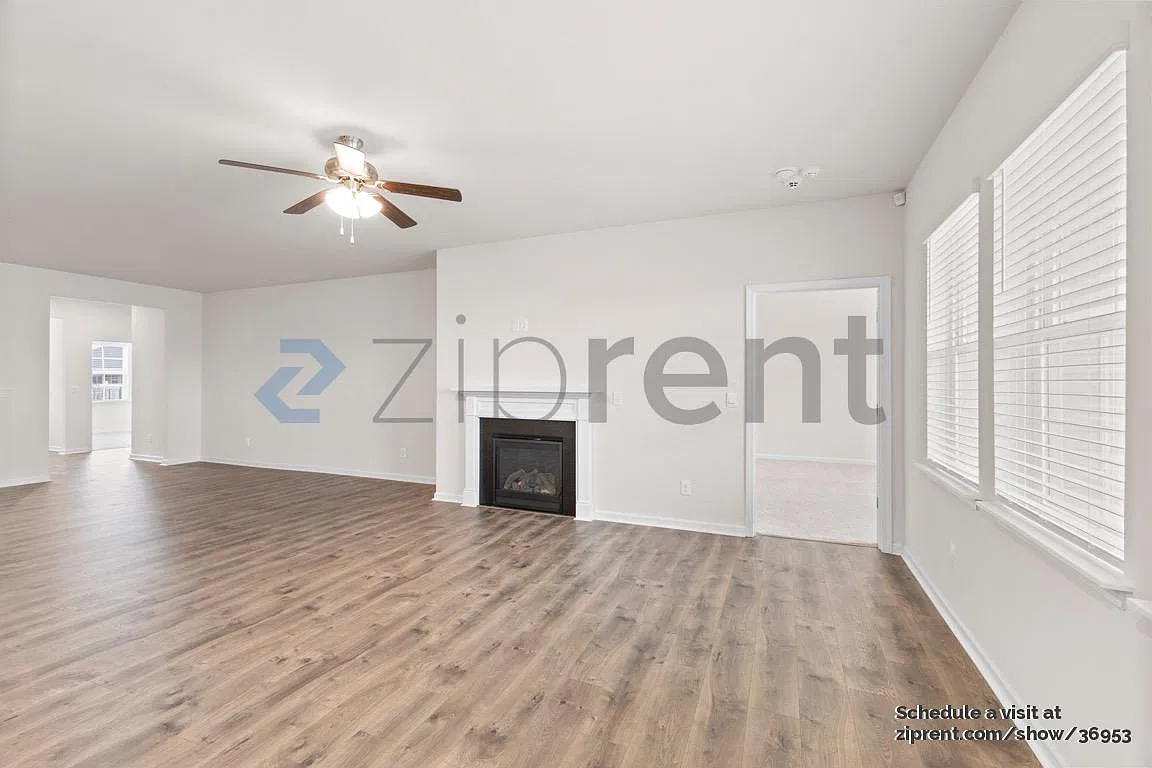 3 bed, 1902 sqft, $2,110 — Photo 3