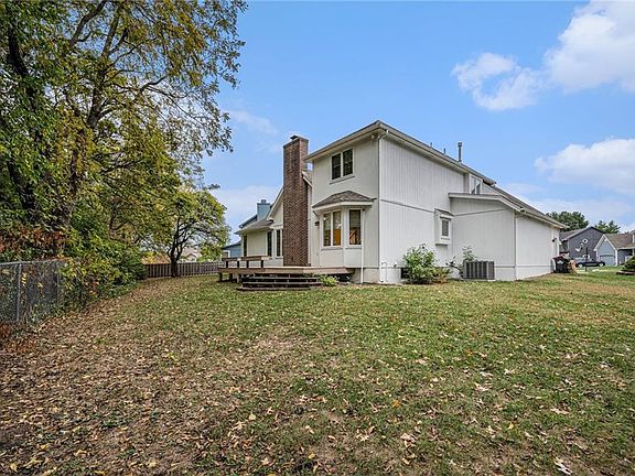 4th image of 130 SE Somerset Ct