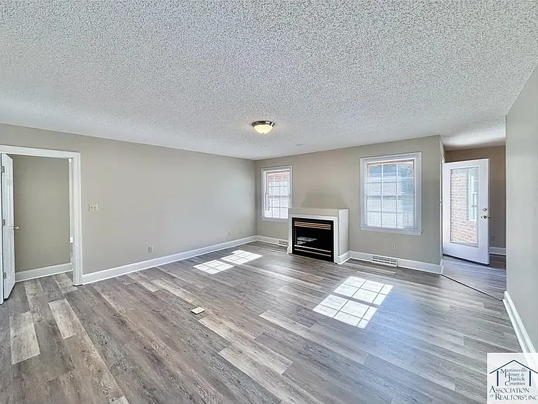 Livingroom with gas fireplace