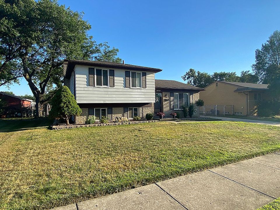 1st image of 38569 Maes St