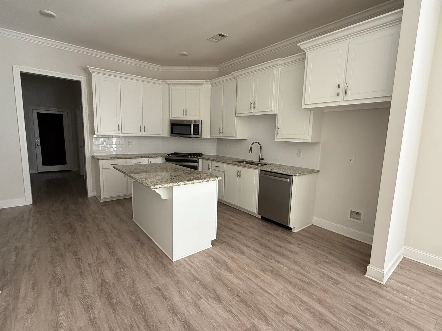 3 bed, 1970 sqft, $2,400 — Photo 3