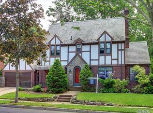 151 W Poplar St, Floral Park, NY 11001