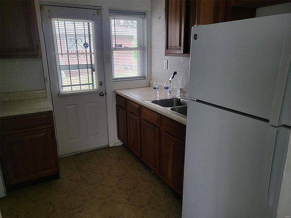 4th image of 8318 Woodhurst Dr