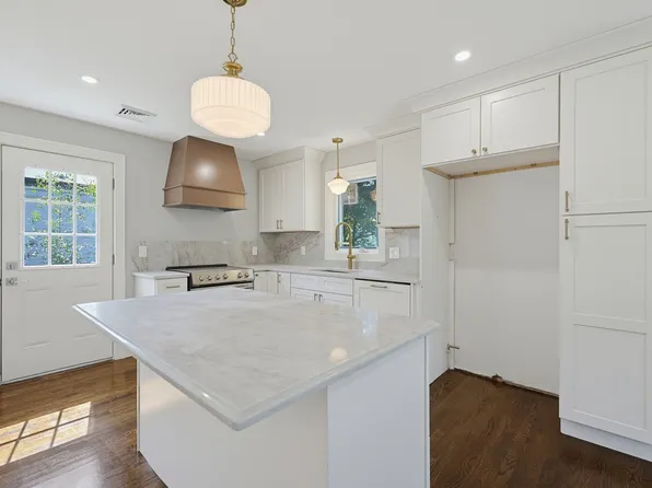 7 Hamilton St, Framingham, MA 01701