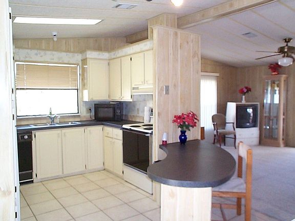 Kitchen & Snack Bar