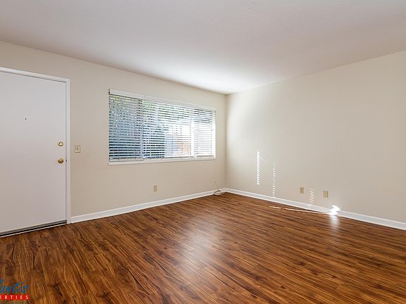 3rd image of 520 Hawthorn Ave