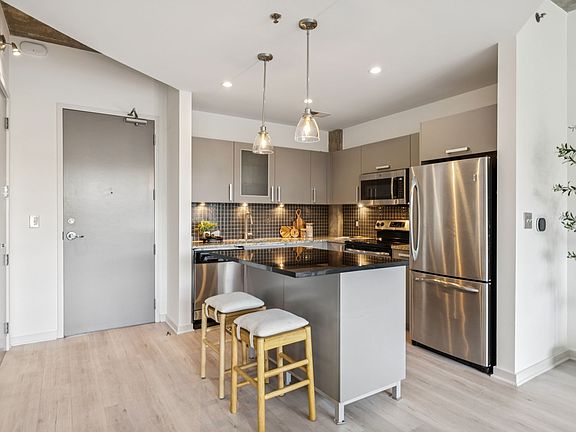 4th image of 600 12th Ave S APT 627