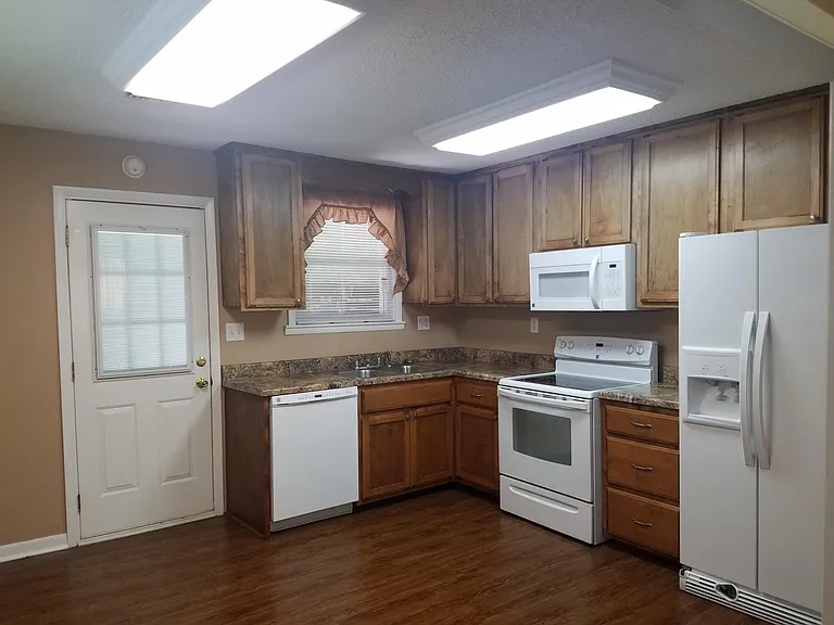 402 South Ct — Photo 4