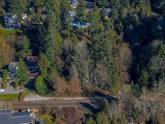 4th image of 2508 Bayview St