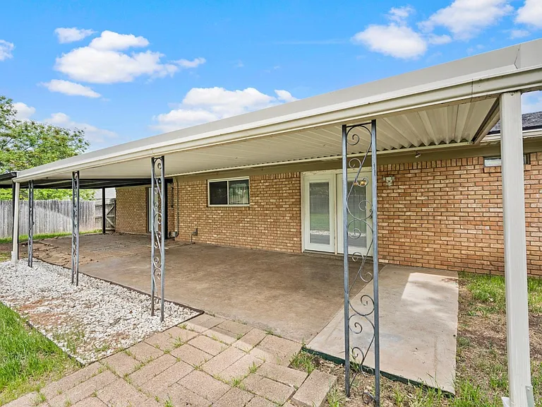 436 Topeka Dr — Photo 18
