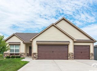 19372 Cedar Ct, Tonganoxie, KS 66086
