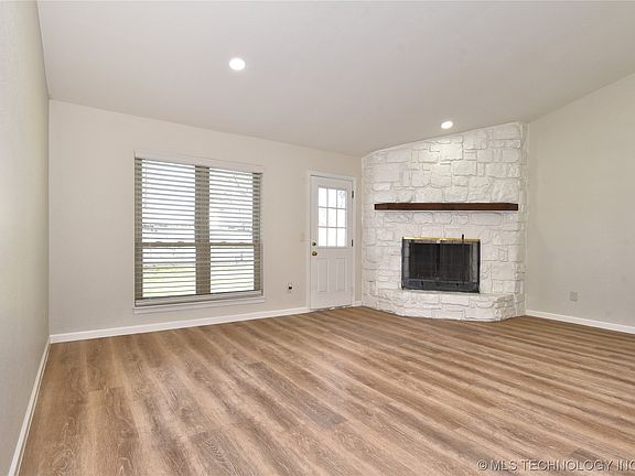 2nd image of 1900 N Desert Palm Ave