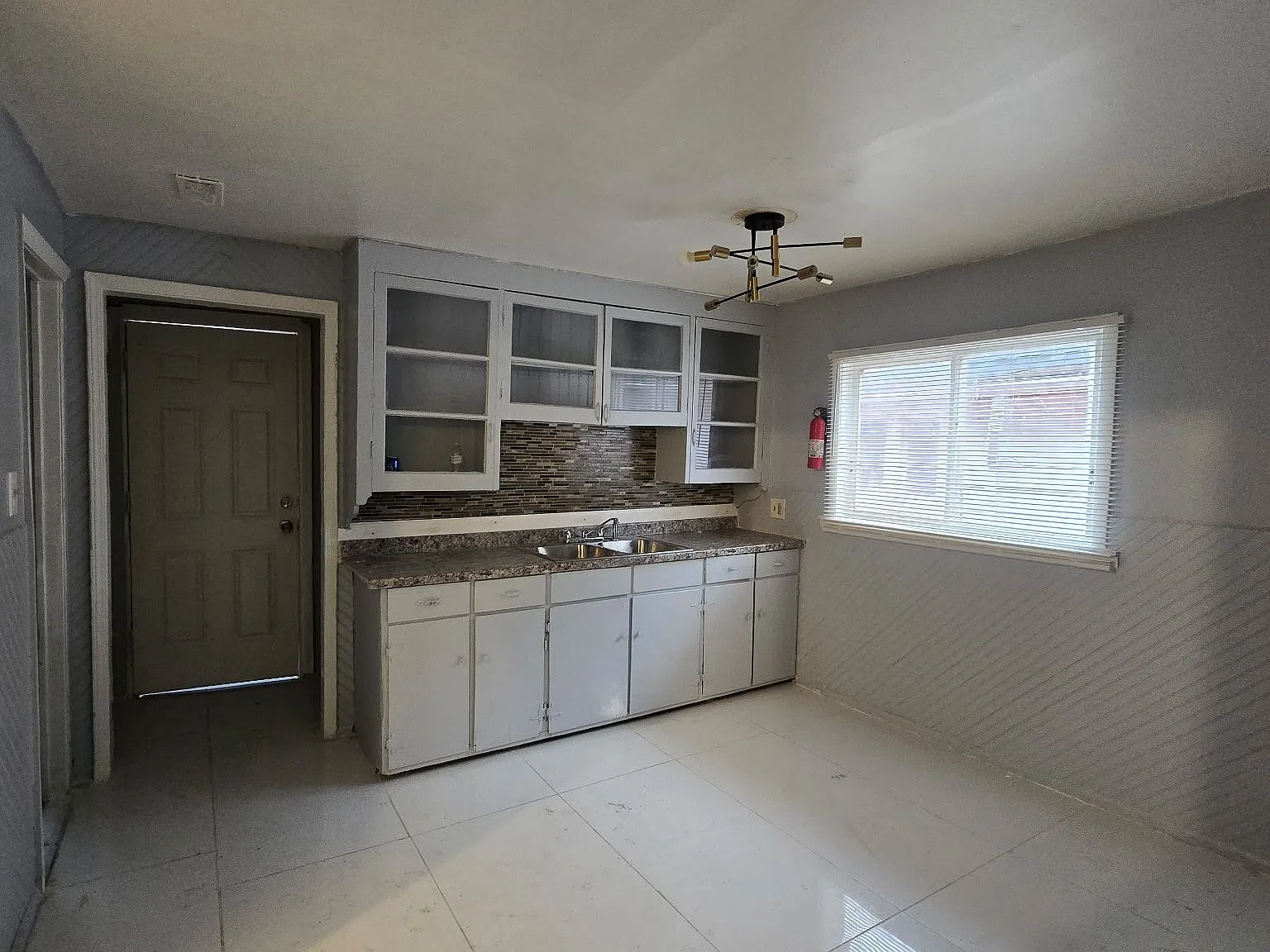 3 bed, 900 sqft, $1,200 — Photo 1
