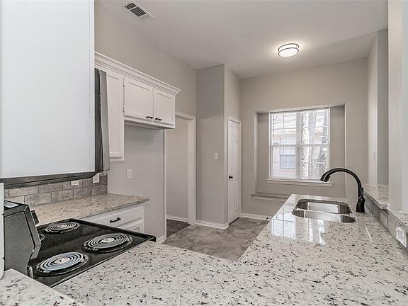 4th image of 2208 Oak Park Dr