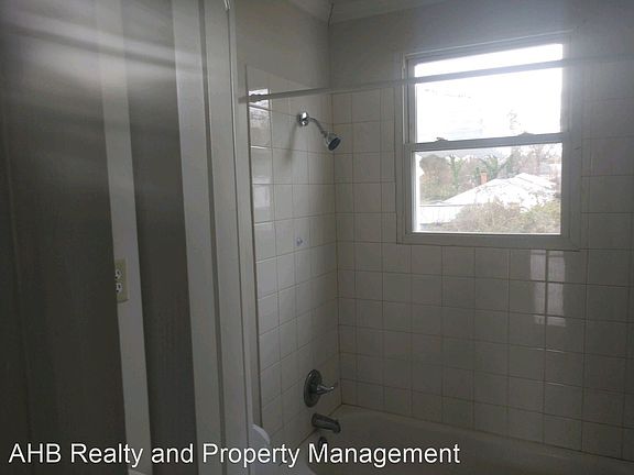 5th image of 920 Elm St