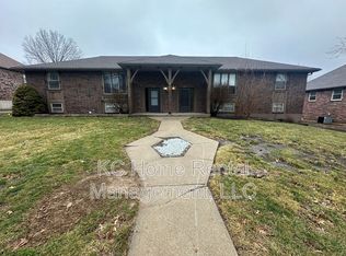 211 NW Highland Ln, Blue Springs, MO 64014
