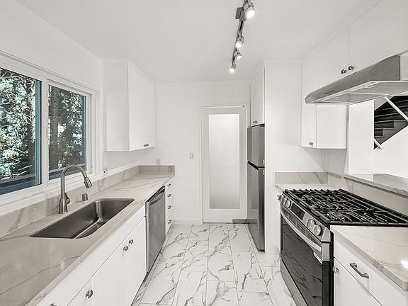 3rd image of 1128 Larrabee St APT 3
