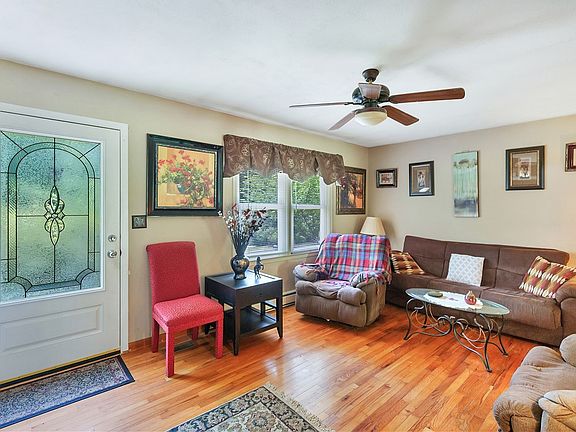 4th image of 225 Meadowlark Dr