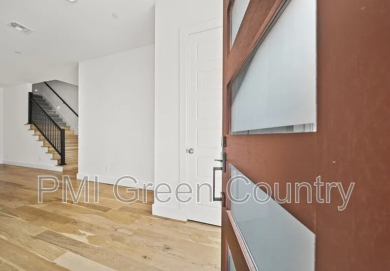 118 E Elgin St — Photo 3