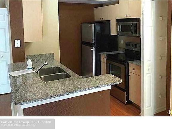 3rd image of 2540 Centergate Dr