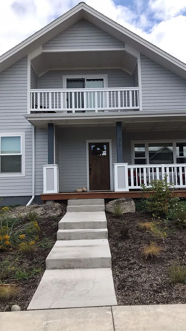 572 N Laurel Parkway — Photo 1